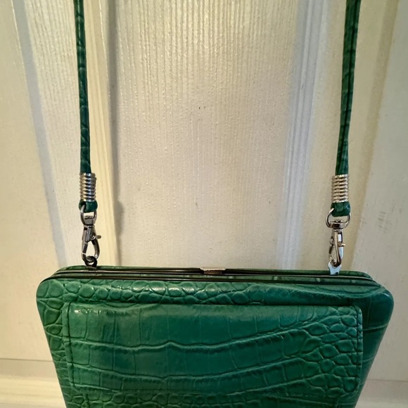 PAIGE Handbags - Green faux alligator crossbody wallet. EUC. Beautiful little crossbody. Paige